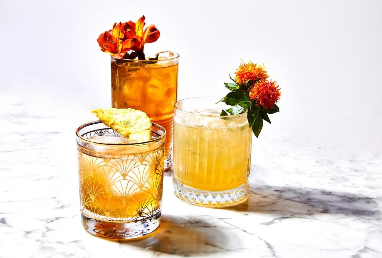 Abesq Doha Hotel And Residences, An Ihg Hotel Exterior foto Three Old Fashioned cocktails