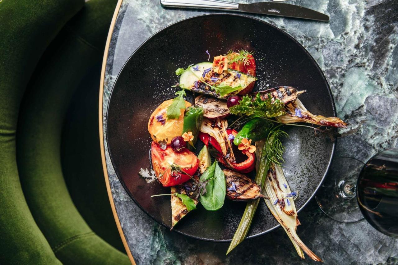 Abesq Doha Hotel And Residences, An Ihg Hotel Exterior foto A salad at the restaurant