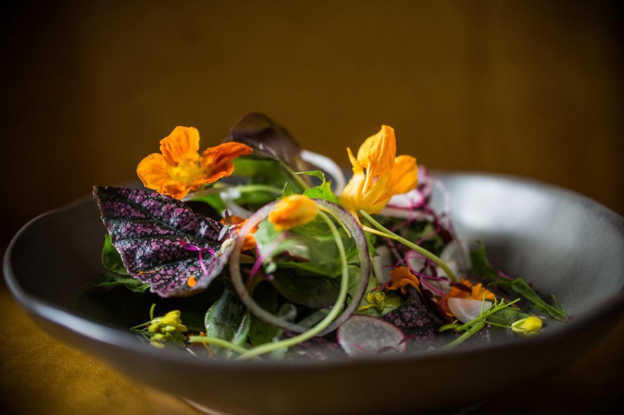 Abesq Doha Hotel And Residences, An Ihg Hotel Exterior foto A salad prepared by the restaurant