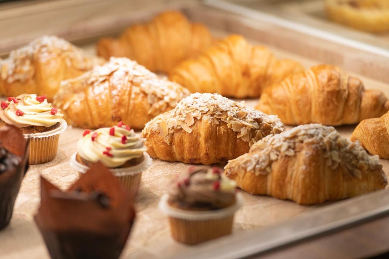 Abesq Doha Hotel And Residences, An Ihg Hotel Exterior foto Croissants and cupcakes