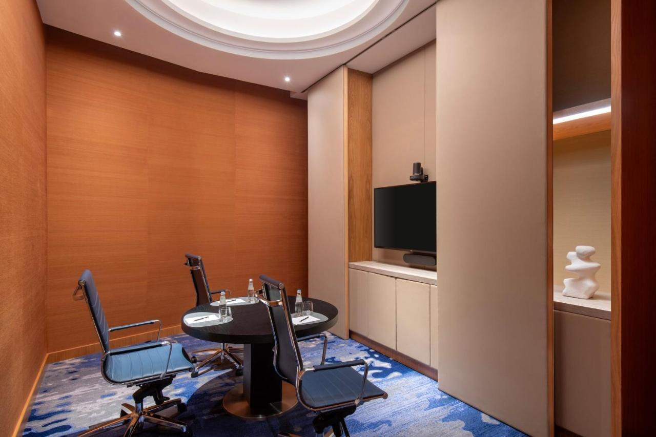 Abesq Doha Hotel And Residences, An Ihg Hotel Exterior foto A meeting room at the hotel