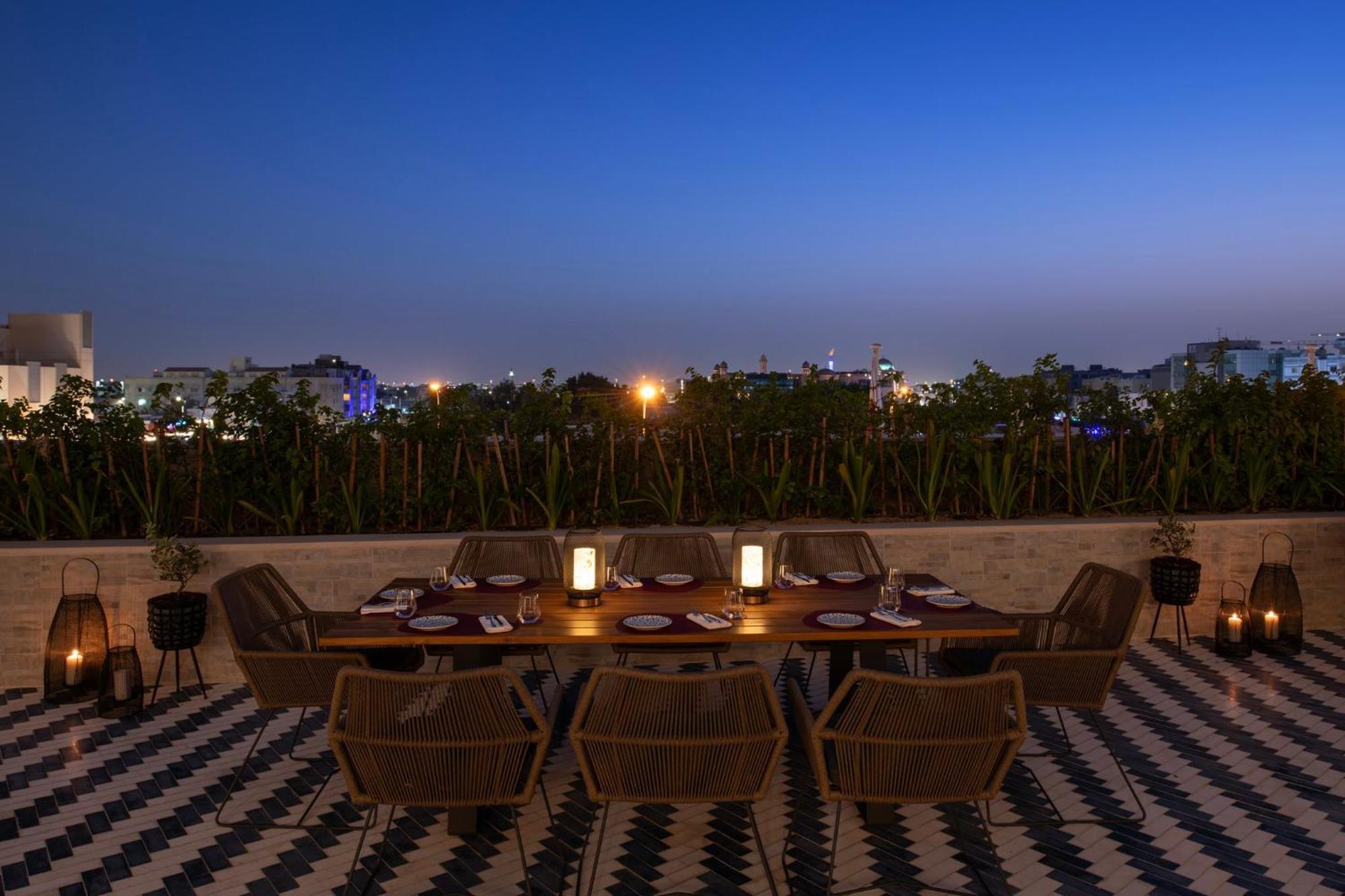 Abesq Doha Hotel And Residences, An Ihg Hotel Exterior foto Rooftop dining at the Taj Mahal Palace